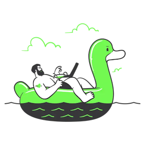 Homem deitada em um pato inflável na água