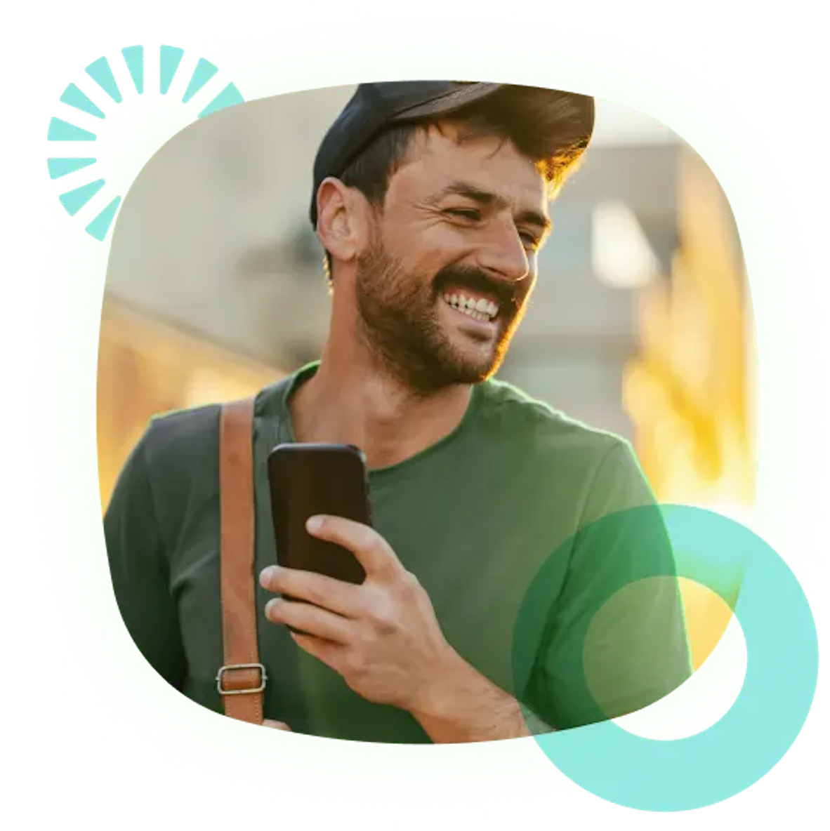 Homem sorrindo e segurando celular