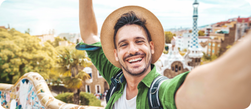 Homem tirando uma selfie enquanto aproveita as férias